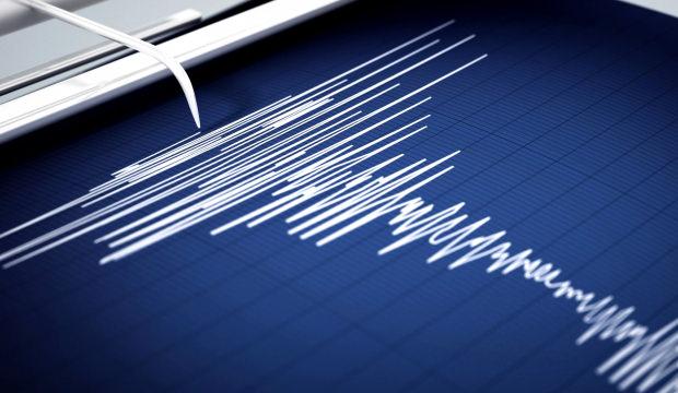 Endonezya'da 7,7 b&uuml;y&uuml;kl&uuml;ğ&uuml;nde şiddetli deprem! Tsunami alarmı verildi