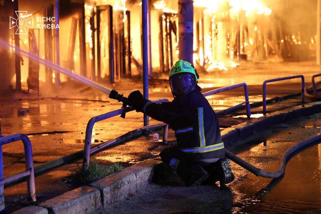Ukrayna'nın başkenti Kiev'de Rusya'nın gece saatlerinde düzenlediği saldırıların ardından Obolonskiy ve Holosiyiv semtlerinde yangın ve hasar meydana geldi.