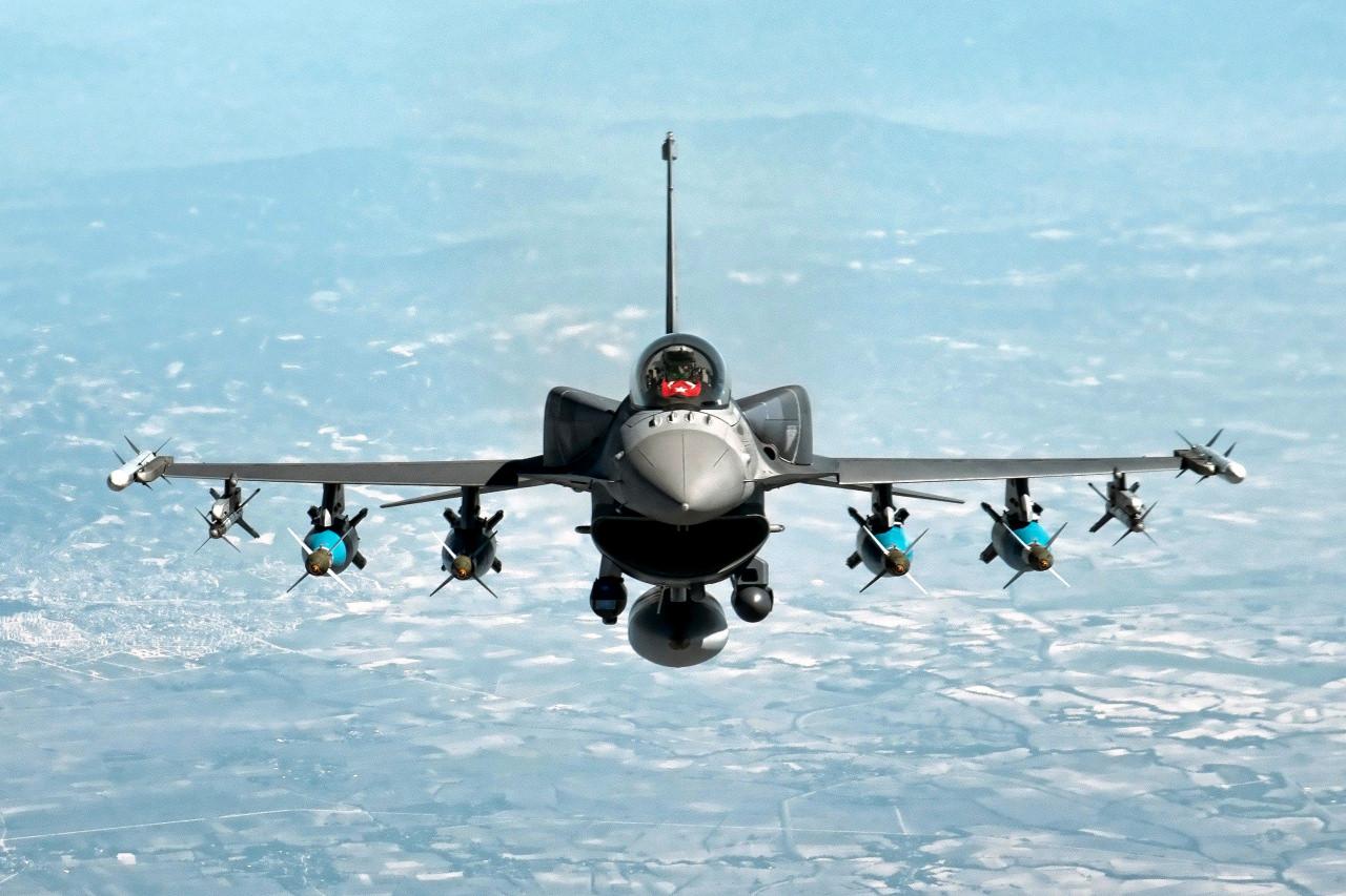 Türk F-16 savaş uçağı