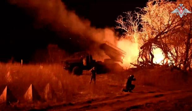 Ukrayna-Rusya savaşında feci g&ouml;r&uuml;nt&uuml;ler! Tonlarca bomba yağdı. 1320 asker kaybı!