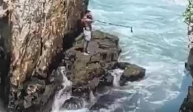 Denize girme yasağını dinlemedi, kayalıklarda mahsur kaldı