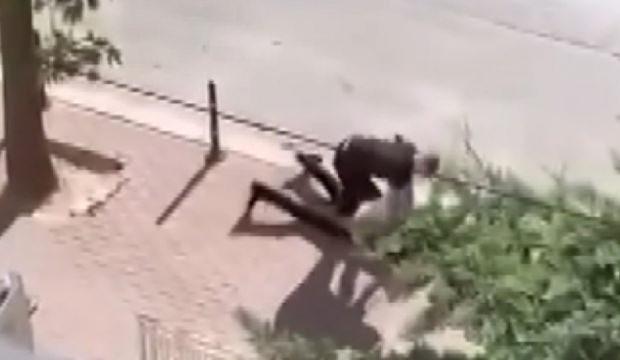Yolda karşılaştığı husumetlisini bı&ccedil;akla &ouml;ld&uuml;rd&uuml;; o anlar kamerada