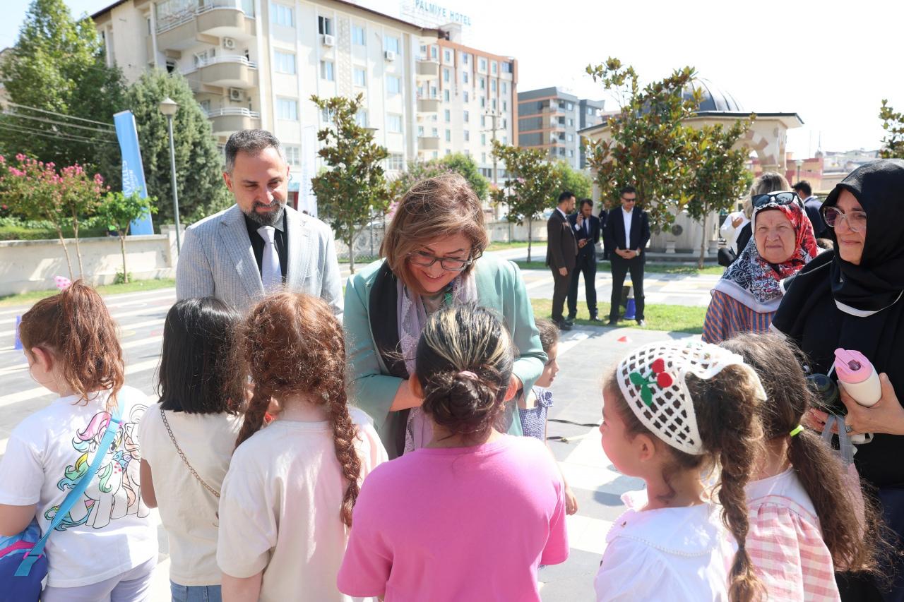 Gaziantep Büyükşehir Belediye Başkanı Fatma Şahin çocuklarla birlikte. 