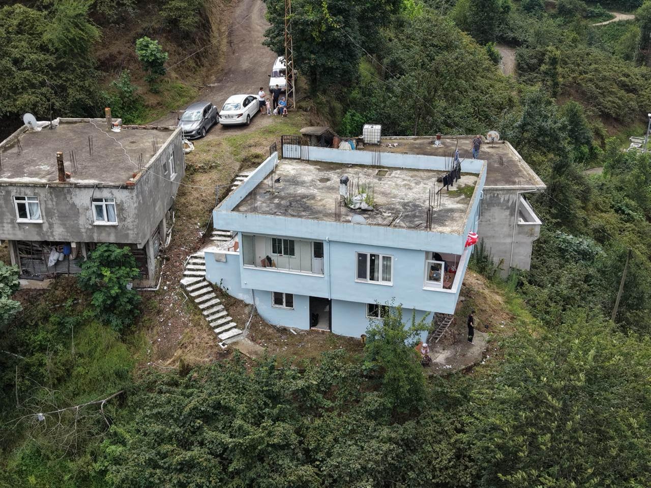 Derede akıntıya kapılıp hayatını kaybeden anne ve 2 kızı yeni evlerini görmek için köylerine gelmişler.