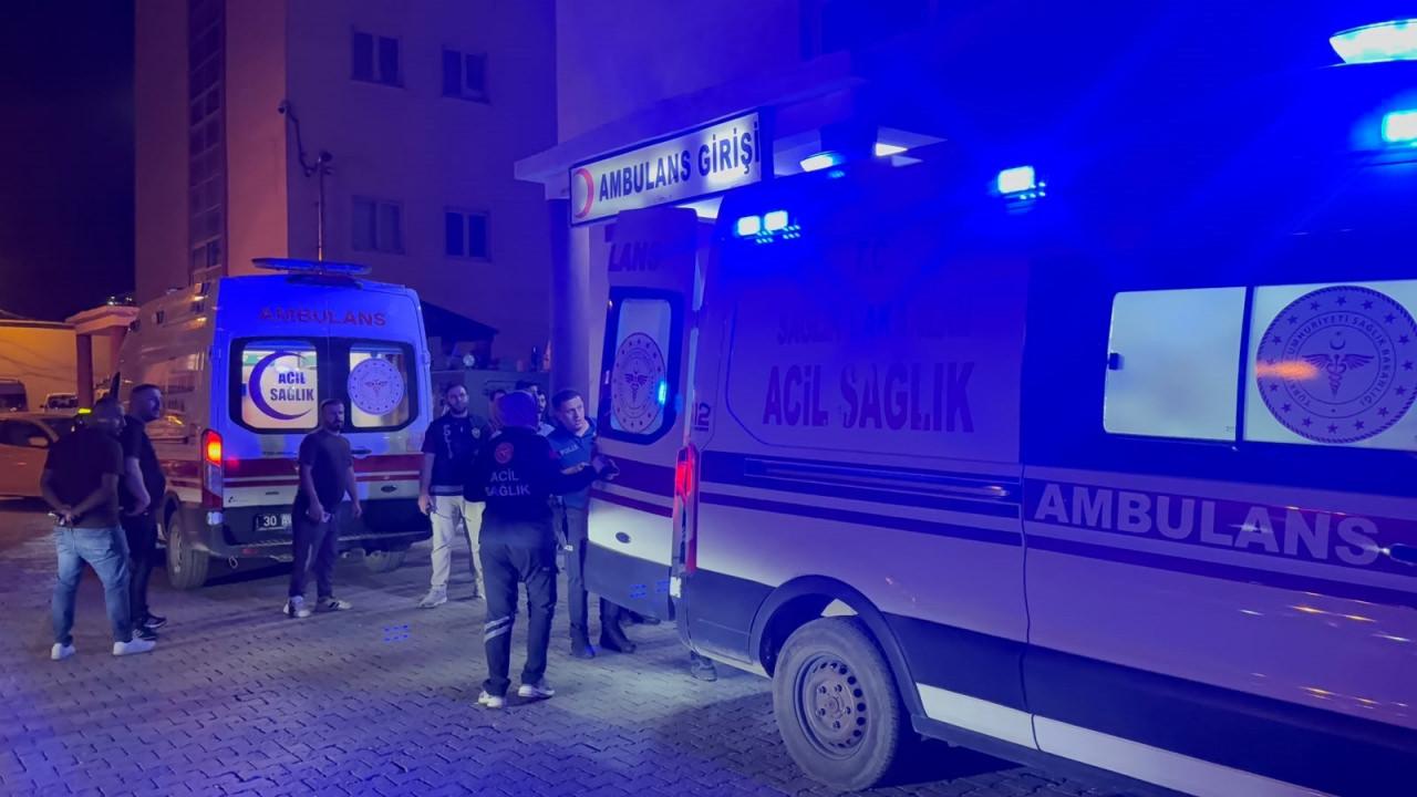 Hakkari'de düğün öncesi damat ve 2 yakını taşlı sopalı kavgada yaralandı.