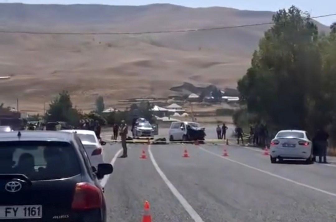 Muradiye’de araçlar kafa kafaya çarpıştı.