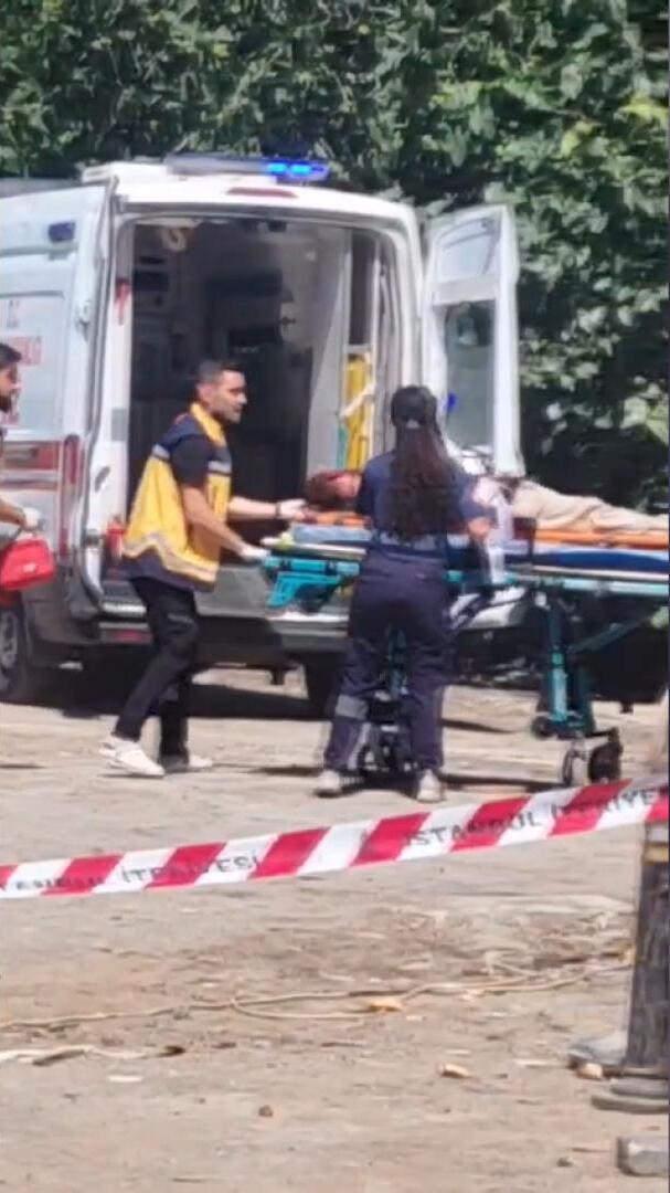 Sultanbeyli'de çalışma sırasında işçiler çatının altında kaldı.