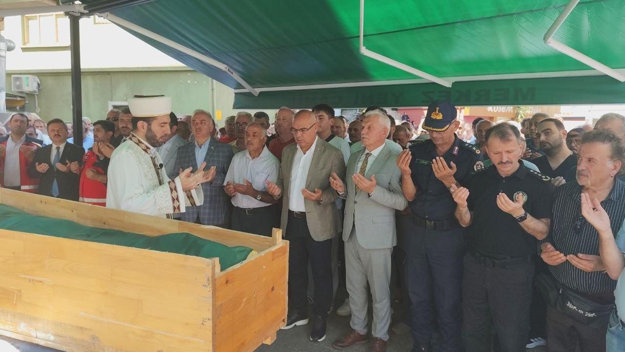 Yeğeniyle selde kaybolan ve 7 gün sonra cansız bedeni bulunan dayı, toprağa verildi.