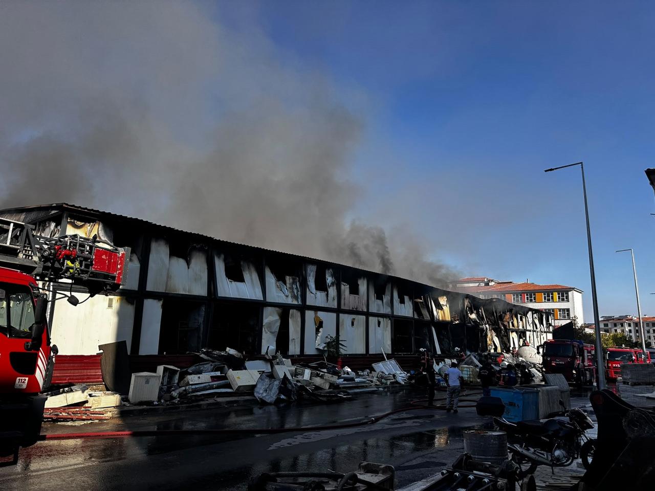 Yangında 180 konteyner kullanılamaz hale geldi.