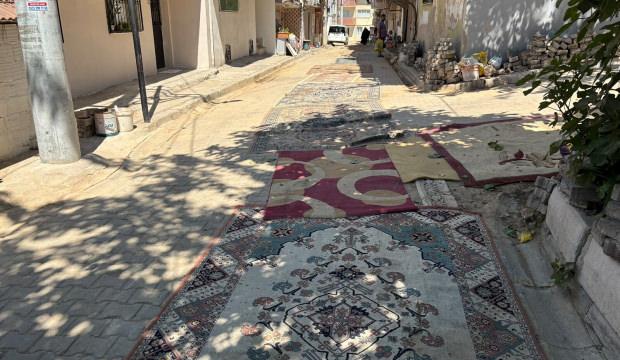 İzmir'de kazılan yolları belediye onarmadı! Vatandaşlar yollara halı serdi