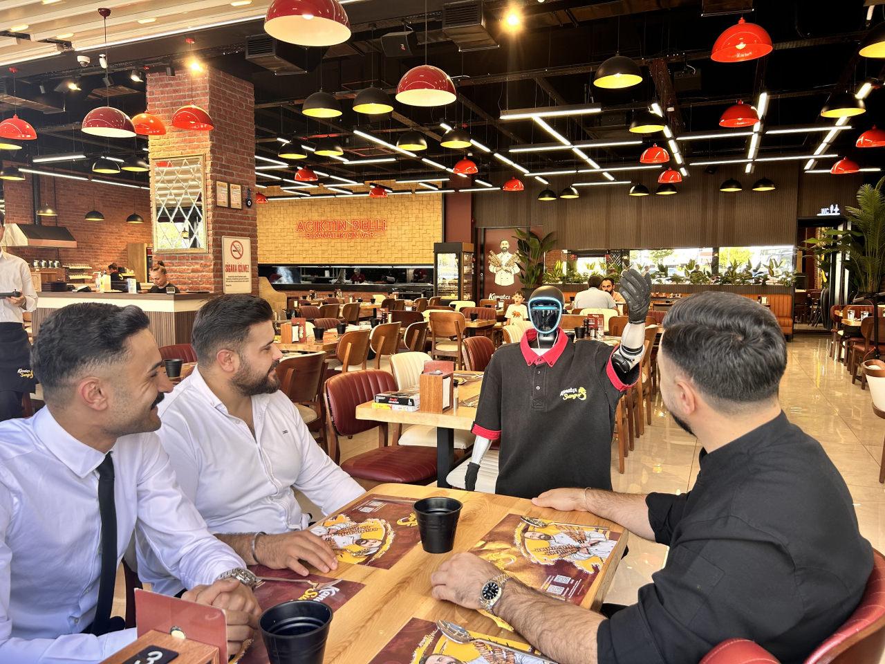 Çin'den geldi hem maaşı hem de izni var: Robotun talepleri bitmiyor