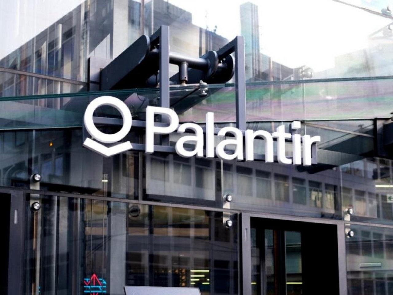 Palantir Technologies, büyük veri analizi ve yapay zekâ alanında faaliyet gösteren ABD merkezli bir teknoloji şirketidir. Geliştirdiği yazılımlar; kamu kurumları, savunma kuruluşları ve şirketlerin büyük miktardaki veriyi analiz ederek savaşlarda kullanmasını sağlıyor.  Palantir Technologies, özellikle devlet kurumları, istihbarat servisleri ve güvenlik birimleriyle yaptığı çalışmalar nedeniyle sık sık tartışmaların odağında yer alıyor. Şirket; kitlesel gözetim, kişisel verilerin kullanımı, göçmen takibi ve yapay zekâ destekli askeri sistemlerdeki rolü konusunda çeşitli eleştiri ve iddialarla karşı karşıya bulunuyor. Palantir ise teknolojilerinin yasal çerçevede ve kurumların karar süreçlerini desteklemek amacıyla kullanıldığını savunuyor.