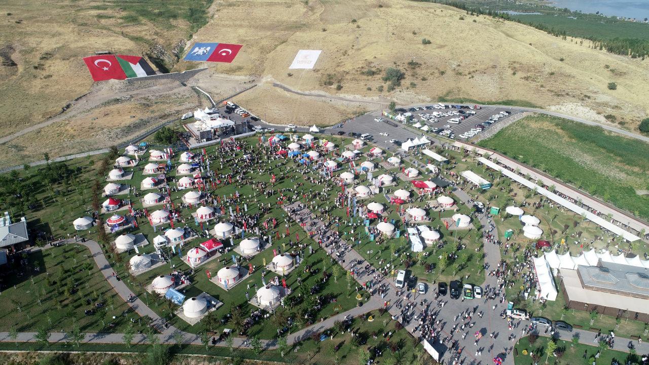 Bitlis'in Ahlat ilçesinde Malazgirt Zaferi'nin 955. yıl dönümü etkinlikleri düzenlenen programla başladı. Sultan Alparslan Otağı'nın da içinde bulunduğu Recep Tayyip Erdoğan Ahlat Millet Bahçesi'ndeki etkinlik alanı havadan görüntülendi.