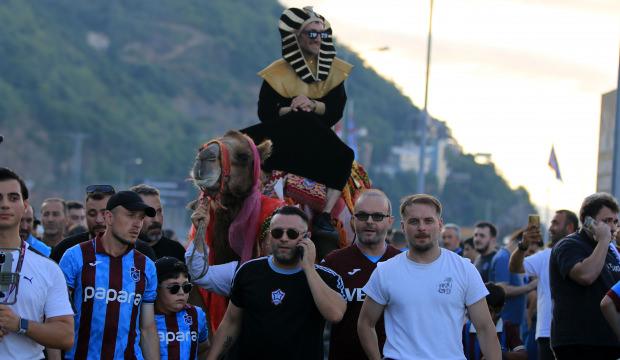 Salah sevgisi sınır tanımıyor; deveyle ma&ccedil;a geldi