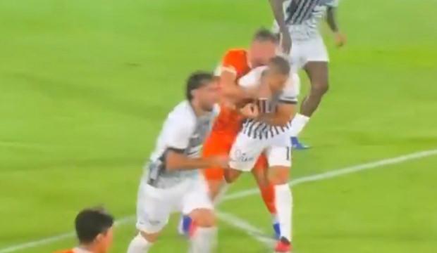 Beşiktaş'tan kırmızı kart itirazı! VAR'la g&ouml;r&uuml;şen hakemden devam kararı