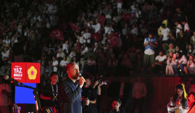 Bilal Erdoğan, T&Uuml;GVA Yaz Okulları İzmir Finali&rsquo;nde &ldquo;Kardan Aydınlık&rdquo; ezgisini seslendirdi