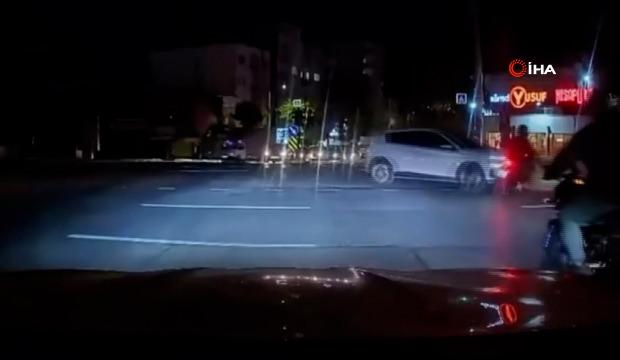 Bursa'da kırmızı ışıkta ge&ccedil;en otomobil motosiklete &ccedil;arptı