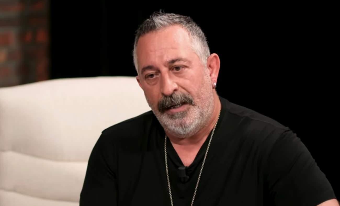 Cem Yılmaz g&uuml;nler sonra ortaya &ccedil;ıktı! Siyah sa&ccedil;larıyla g&uuml;ndem oldu