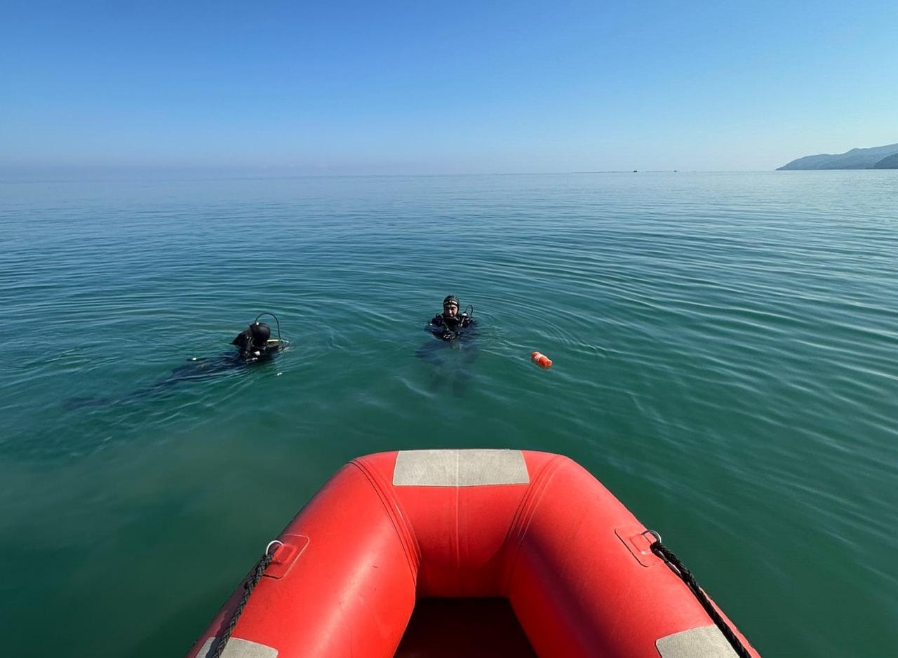 Giresun'un Keşap ilçesinde selde kaybolan kişiyi arama çalışmaları devam ediyor. Olayın meydana geldiği alandan itibaren 168 kişilik ekip, 40 araç, 6 drone, 4 sonar cihazı, 9 bot ve 2 hassas burunlu köpek ile derenin denizle birleştiği yaklaşık 9 kilometrelik alanda arama faaliyeti yürütüyor.