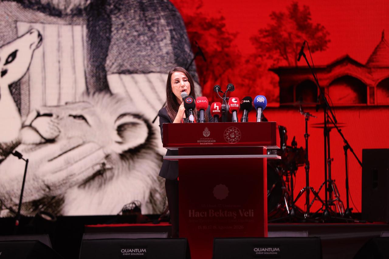 Nevşehir'in Hacıbektaş ilçesindeki Cumhuriyet Kent Meydanı'nda, '63. Ulusal, 37. Uluslararası Hacı Bektaş Veli Anma, Kültür ve Sanat Etkinlikleri' düzenlendi. Etkinlikte, DEM Parti Eş Genel Başkanı Tülay Hatimoğulları konuşma yaptı.