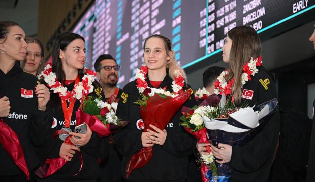 D&uuml;nya ikincisi milliler yurda d&ouml;nd&uuml;! Duygusal karşılama