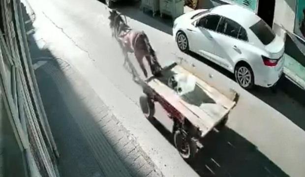 Edirne'de s&uuml;r&uuml;c&uuml;s&uuml;z at arabası dehşeti: Park halindeki araca &ccedil;arptı