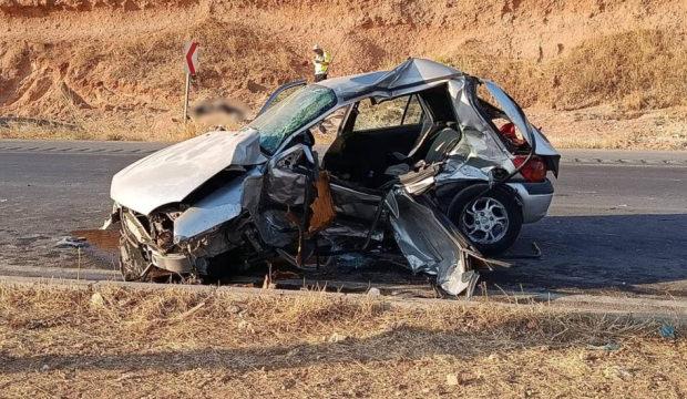 Feci kaza: 2 otomobil &ccedil;arpıştı: 3 kişi hayatını kaybetti
