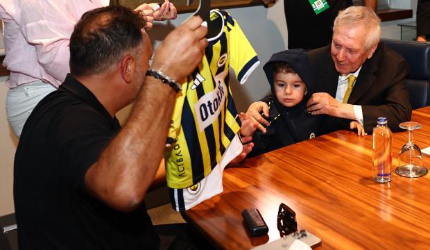 Forması &ccedil;ıkartılmaya &ccedil;alışılmıştı! Lyon ma&ccedil;ında Aziz Yıldırım'ın &ouml;zel konuğu oldu