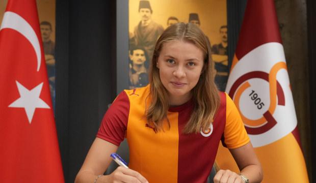Galatasaray orta sahasını g&uuml;&ccedil;lendirdi! Polonyalı yıldız imzayı attı