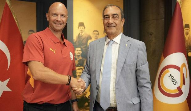 Galatasaray yeni ko&ccedil;unu a&ccedil;ıkladı!