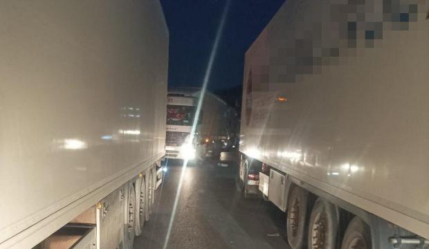 G&uuml;mr&uuml;k kapısında iki TIR arasında sıkışan s&uuml;r&uuml;c&uuml; &ouml;ld&uuml;