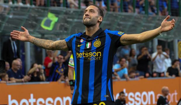  Hakan &Ccedil;alhanoğlu perdeyi a&ccedil;tı! Inter farklı kazandı