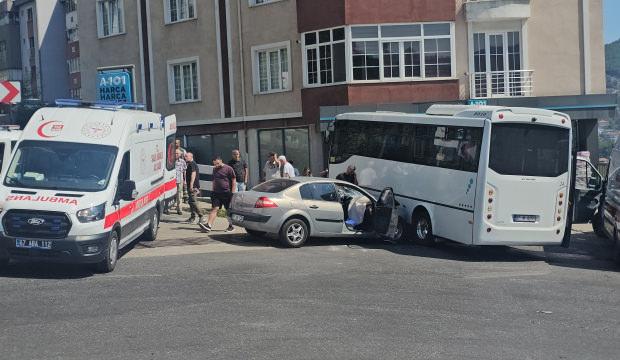 Halk otob&uuml;s&uuml; otomobil ile &ccedil;arpıştı! &Ccedil;ok sayıda yaralı var
