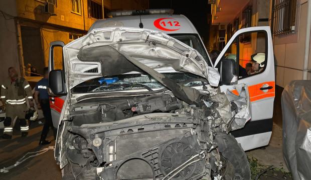 Hasta taşıyan ambulans ile otomobil &ccedil;arpıştı: 3 yaralı