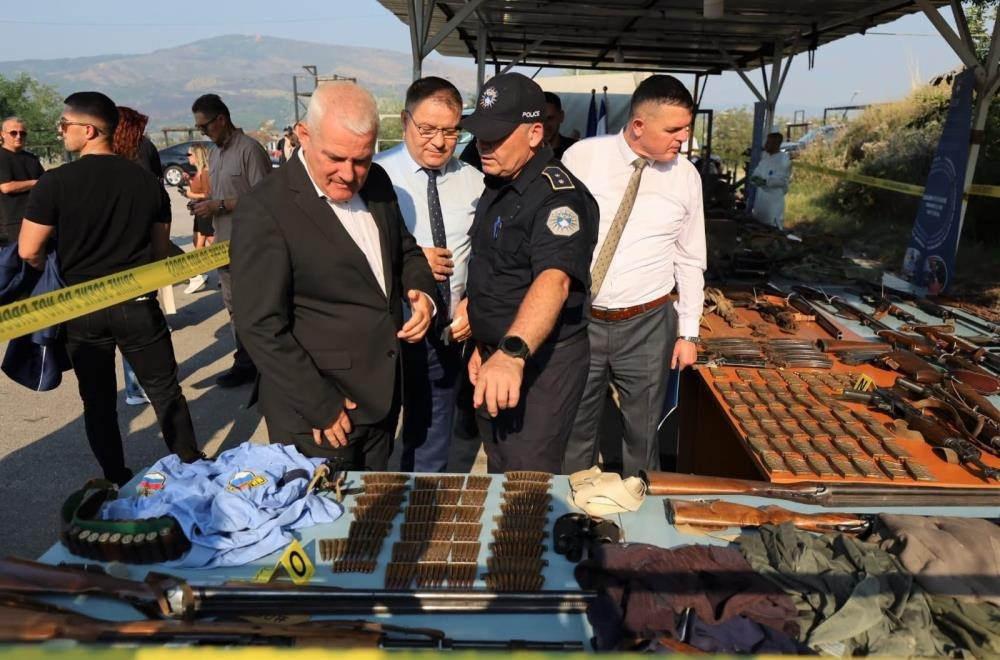 Kosova’da toplu mezarların yakınında çok sayıda silah ve mühimmat bulundu.