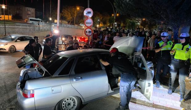 İneg&ouml;l'de kontrolden &ccedil;ıkan otomobil beton direğe saplandı: S&uuml;r&uuml;c&uuml; ara&ccedil;ta sıkıştı