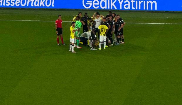 Korkutan sakatlık! Kafasına darbe alan Kerem Akt&uuml;rkoğlu hastaneye kaldırıldı