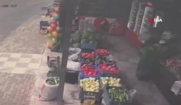 Kontrolden &ccedil;ıkan minib&uuml;s evin bah&ccedil;esine u&ccedil;tu: Dehşet anları kamerada