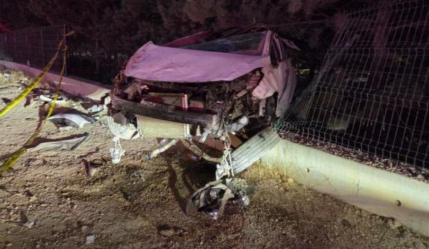 Kontrol&uuml;n&uuml; kaybeden otomobil yoldan &ccedil;ıktı: 1 &ouml;l&uuml;, 1 yaralı