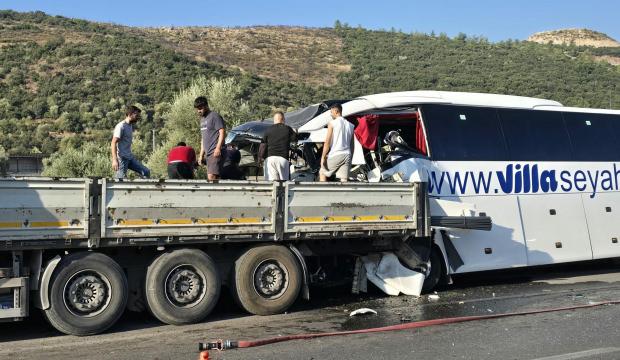 Peş peşe feci kazalar: 4 &ouml;l&uuml;, 35 yaralı 