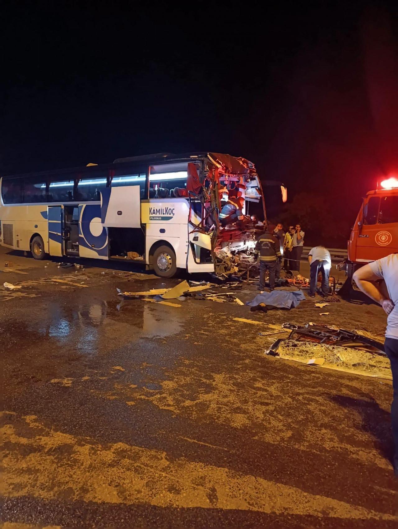 Yolcu otobüsü TIR’a çarptı: 2 ölü, 17 yaralı