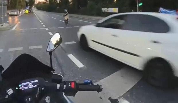 Sarıyer'de otomobilin kadına &ccedil;arptığı feci anlar kask kamerasında