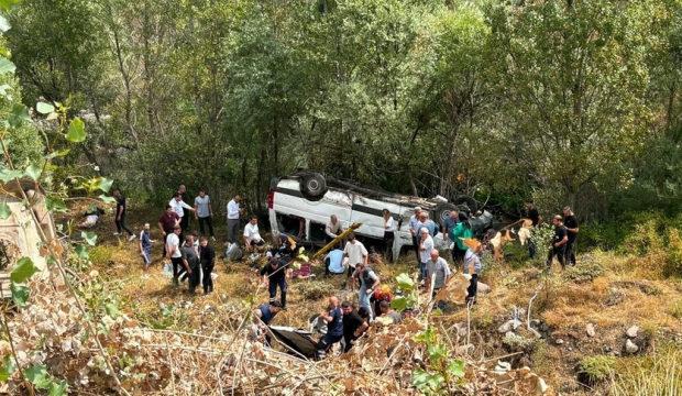Sivas'ta yolcu minib&uuml;s&uuml; devrildi: 4 &ouml;l&uuml;, 10 yaralı