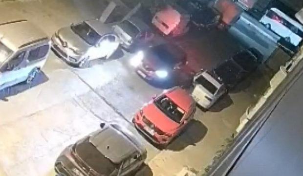 Sultangazi'de otomobile silahlı saldırı; s&uuml;r&uuml;c&uuml; son anda kurtuldu