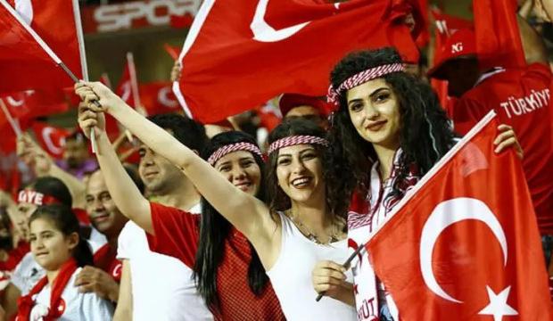Taraftarları yağmur &ccedil;amur demeden stadyumları dolduruyor! T&uuml;rkiye zirvede yerini aldı