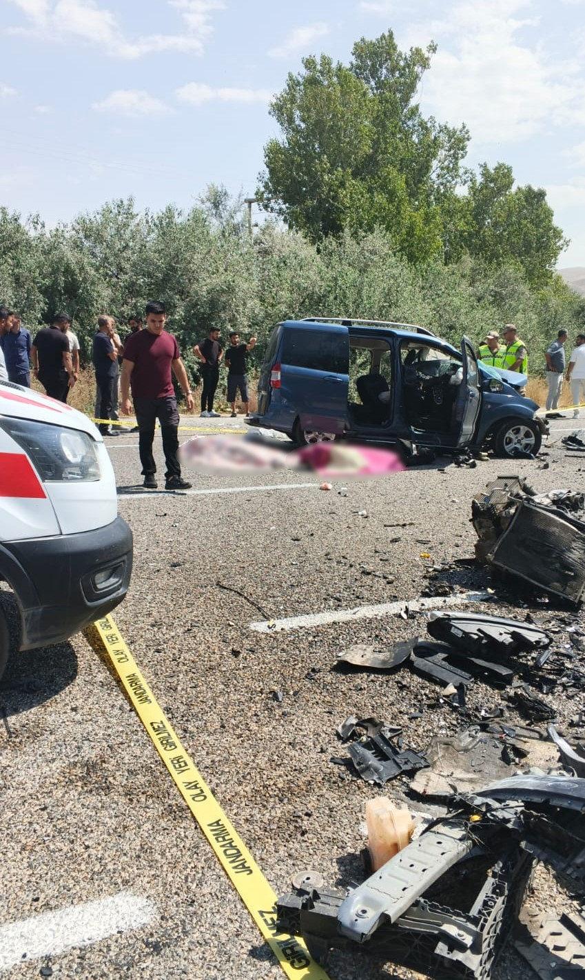 Meydana gelen kazada 2 kişi öldü, 9 kişi yaralandı.