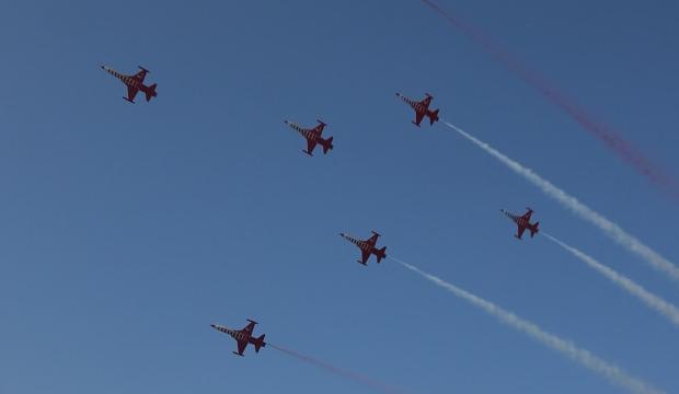 Yalova'da T&uuml;rk Yıldızları r&uuml;zgarı: İzleyenler b&uuml;y&uuml;lendi