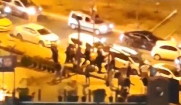 Yol ortasında meydan dayağı: Yerde yatan genci dakikalarca darbettiler