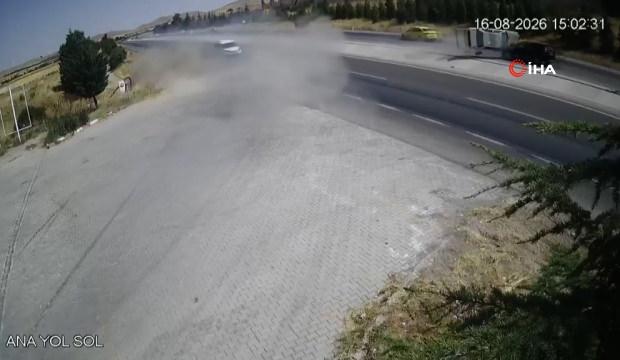 Yola fırlayan par&ccedil;a felaketi getirdi: 2 otomobil &ccedil;arpıştı, 2 &ouml;l&uuml;