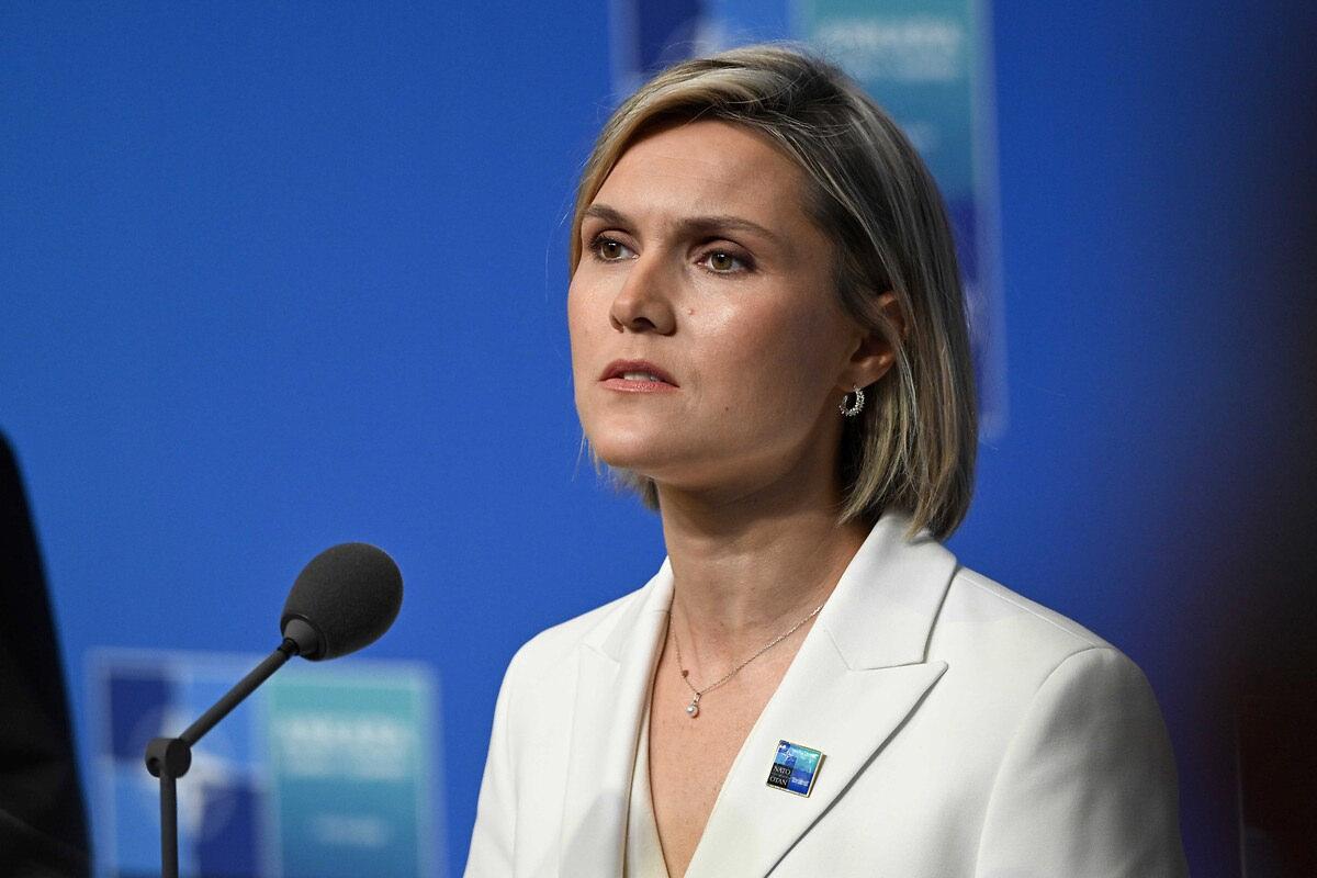 İzlanda Başbakanı Kristrun Frostadottir, Ankara'da düzenlenen NATO zirvesinde bir basın toplantısında açıklamalarda bulunurken.